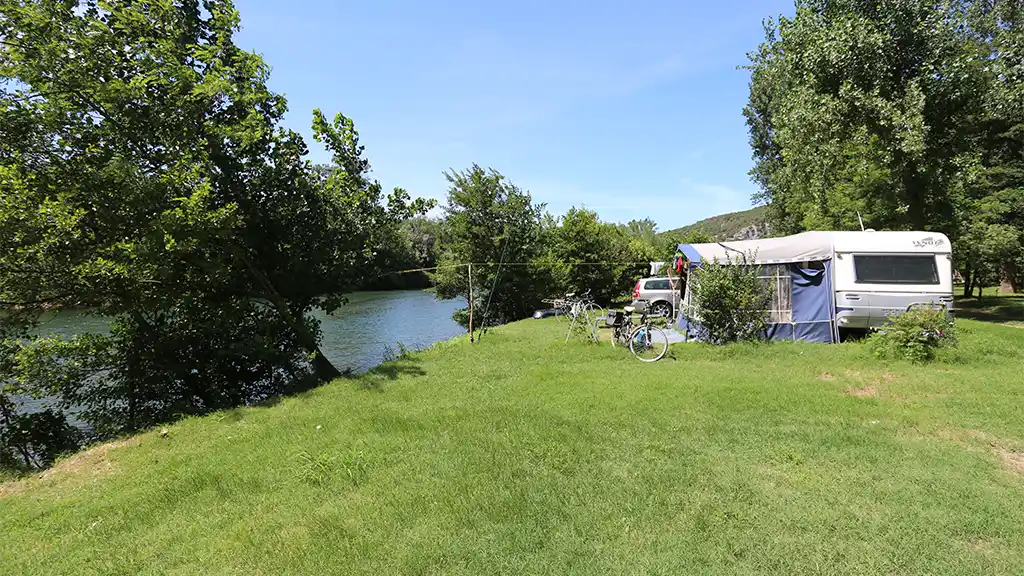 camping-cars camping bord de rivière dans le Gard